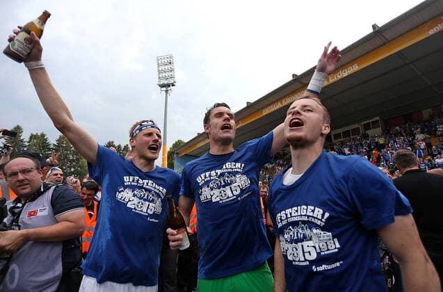 24.05.2015, Fussball 2.Bundesliga 2014 2015, 34.Spieltag, SV Darmstadt 98 - FC St. Pauli Hamburg, im Stadion am Böllenfalltor Darmstadt, Aufstiegsfeier Darmstadt , v.l. Hanno Behrens (SV Darmstadt 98) , Torwart Christian Mathenia (SV Darmstadt 98) und Fabian Holland (SV Darmstadt 98) jubeln 