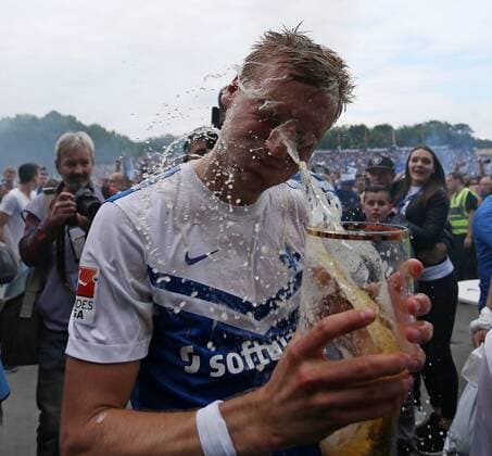 24.05.2015, Fussball 2.Bundesliga 2014 2015, 34.Spieltag, SV Darmstadt 98 - FC St. Pauli Hamburg, im Stadion am Böllenfalltor Darmstadt, Aufstiegsfeier Darmstadt , Hanno Behrens (SV Darmstadt 98) mit Bierdusche 