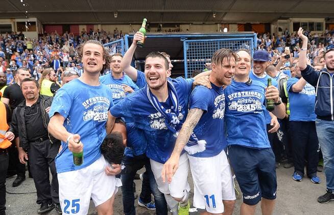 24.05.2015, xjhx, Fussball 2.Bundesliga, SV Darmstadt 98 - FC St.Pauli, v.l. Yannick Stark (SV Darmstadt 98), Jerome Gondorf (SV Darmstadt 98), Tobias Kempe (SV Darmstadt 98) jubeln jubelt nach Spielende.