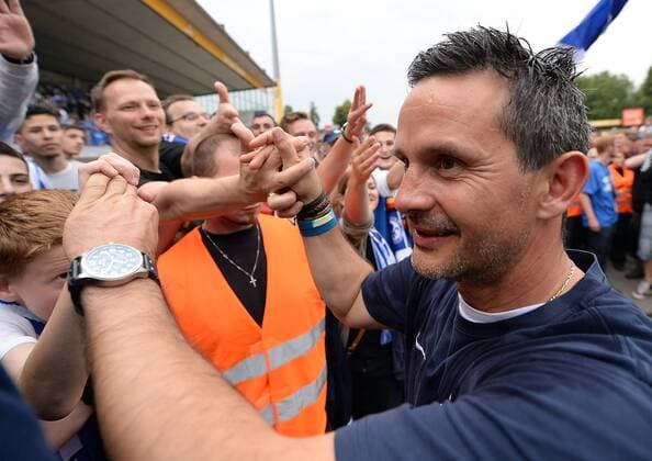 24.05.2015, xjhx, Fussball 2.Bundesliga, SV Darmstadt 98 - FC St.Pauli, v.l. Trainer Dirk Schuster (SV Darmstadt 98) feiert it den Fans.