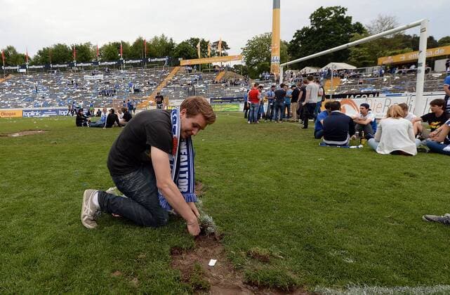 24.05.2015, xjhx, Fussball 2.Bundesliga, SV Darmstadt 98 - FC St.Pauli, v.l. FANS, SCHALS, EMOTIONEN SV Darmstadt 98,