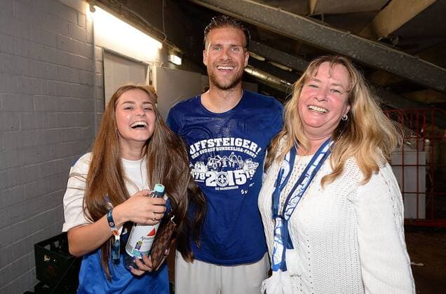 24.05.2015, xjhx, Fussball 2.Bundesliga, SV Darmstadt 98 - FC St.Pauli, v.l. Tobias Kempe (SV Darmstadt 98) mit Ehefrau und Schwiegermutter