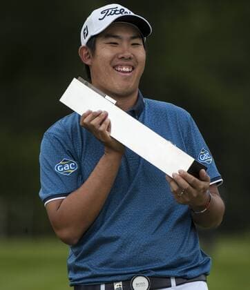 24.05.2015. Wentworth, England. BMW PGA Golf Herren Golf Championship. Final Round. Byeong Hun An KOR with his trophy as he wins the BMW PGA with a score of 21 under par. xStephenxBartholomewx  ActionPlus11623854