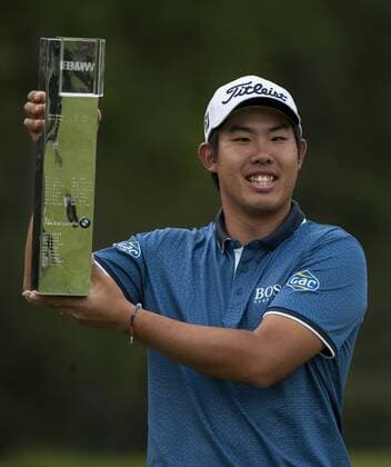24.05.2015. Wentworth, England. BMW PGA Golf Herren Golf Championship. Final Round. Byeong Hun An KOR with his trophy as he wins the BMW PGA with a score of 21 under par. xStephenxBartholomewx  ActionPlus11623855