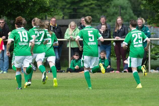GER, 2.FFBL, Werder Bremen vs BV Cloppenburg 25.05.2015, Platz 12, Bremen, GER, 2.FFBL, Werder Bremen vs BV Cloppenburg, im Bild 1 zu = per Freistoß durch Marie-Loise Eta (SV WERDER Bremen 06) Jubel mit der Mannschaft nphxKokenge