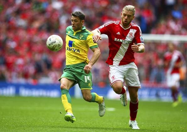 Football - 2015 Championship Play-Off Final - Middlesbrough vs. Norwich City Norwich CityâÄ™s Wes Hoolahan in action against MiddlesbroughâÄ™s Adam Clayton at Wembley. COLORSPORT KEN SUTTON  5515-1