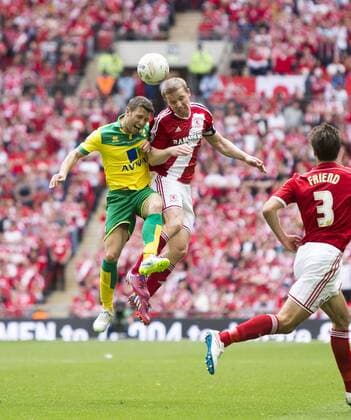 25.05.2015. London, England. Skybet Championship Playoff Final. Middlesborough versus Norwich. Norwich City s Wesley Hoolahan (left) and Middlesbrough s Grant Leadbitter battle for the header. xNigelxCookex  ActionPlus11624158