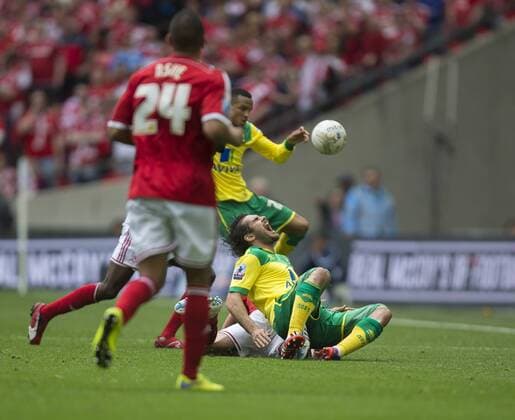 25.05.2015. London, England. Skybet Championship Playoff Final. Middlesborough versus Norwich. Norwich City s Bradley Johnson screams in pain after a late challenge. xNigelxCookex  ActionPlus11624161