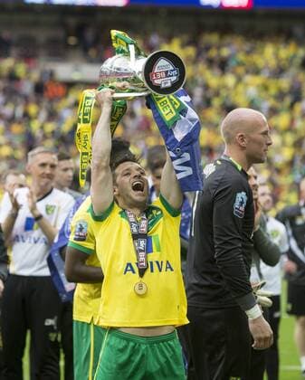 25.05.2015. London, England. Skybet Championship Playoff Final. Middlesborough versus Norwich. Norwich City s Wesley Hoolahan celebrates with the trophy at the final whistle. xNigelxCookex  ActionPlus11624277
