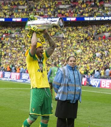 25.05.2015. London, England. Skybet Championship Playoff Final. Middlesborough versus Norwich. Norwich City s Bradley Johnson celebrates with the trophy at the final whistle. xNigelxCookex  ActionPlus11624278