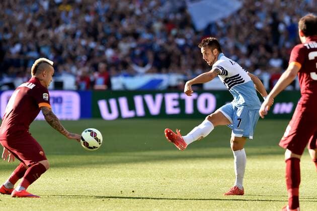 Aktuell FuÃŸball, Italien, Serie A, Lazio Rom - AS Rom 25.05.2015. Rome, Italy. Serie A Football. Lazio - AS Roma. Felipe Anderson with a shot on goal for lazio but Radja Nainggolan blocks him xGiuseppexMaffiax  ActionPlus11624281