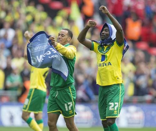 25.05.2015. London, England. Skybet Championship Playoff Final. Middlesborough versus Norwich. Norwich City s Elliott Bennett and Alexander Tettey celebrate at the final whistle. xNigelxCookex  ActionPlus11624291