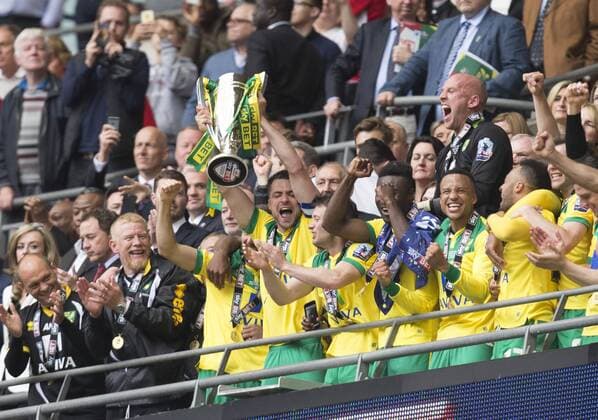 25.05.2015. London, England. Skybet Championship Playoff Final. Middlesborough versus Norwich. Norwich City s Russell Martin lifts the trophy at the final whistle. xNigelxCookex  ActionPlus11624292