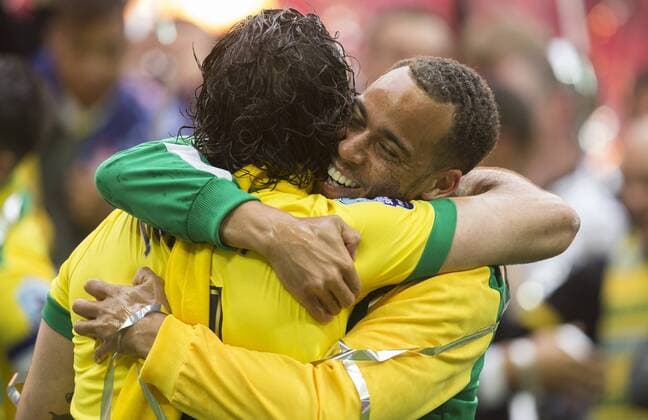 25.05.2015. London, England. Skybet Championship Playoff Final. Middlesborough versus Norwich. Norwich City s Elliott Bennett hugs Bradley Johnson at the final whistle. xNigelxCookex  ActionPlus11624293