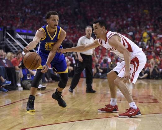 May 25, 2015 - Houston, TX, USA - Golden State Warriors Stephen Curry (30) passes the ball against Houston Rockets Pablo Prigioni (9) during the first quarter of Game 4 of the NBA Basketball Herren USA Western Conference finals on Monday, May 25, 2015, at the Toyota Center in Houston, Texas. Golden State Warriors at Houston Rockets - ZUMAm67_