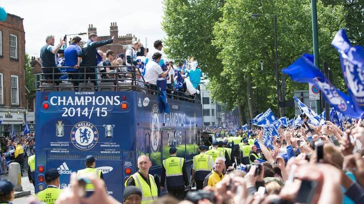 LONDON, May 25, 2015 -- Jose Mourinho, the Chelsea Manager, sits at the back of the bus carrying the players travels down the King s Road during the Chelsea FC Premier League Victory Parade in London, England on May 25, 2015. ) (SP)BRITAIN-LONDON-FOOTBALL-CHELSEA-VICTORY PARADE RichardxWashbrooke 