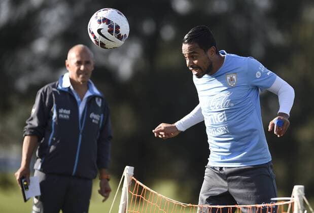 CANELONES, May 25, 2015 -- Alvaro Pereira of Uruguay s national soccer team attends a training session in the sports complex Uruguay Celeste in Canelones, 30km away from Montevideo, capital of Uruguay, on May 25, 2015. Uruguay s National Soccer Team is training for the Copa America 2015, to be held from June 11 to July 4 in Chile. Nicolas Celaya) (da) (SP)URUGUAY-CANELONES-COPA AMERICA-TRAINING e NICOLASxCELAYA 