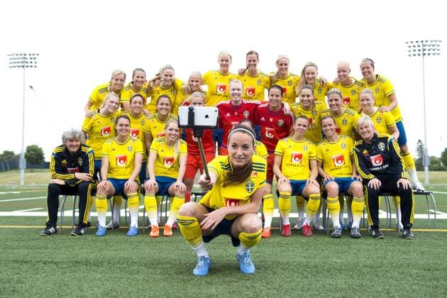 May 25, 2015 - Toronto, Kanada - 150525 Schwedens Kosovare Asllani macht ein Selfie mit Kader Training Schweden CarlxSandin  - ZUMAb138