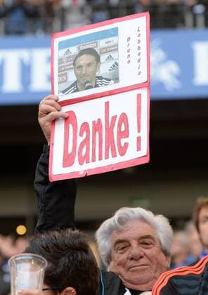Fan vom HSV mit Plakat zu Trainer Bruno LABBADIA (HH) Danke , Fussball 1. Bundesliga, 34. Spieltag, Hamburger SV (HH) - FC Schalke 04 (GE) 2:0, am 23.05.2015 in Hamburg Deutschland. Â