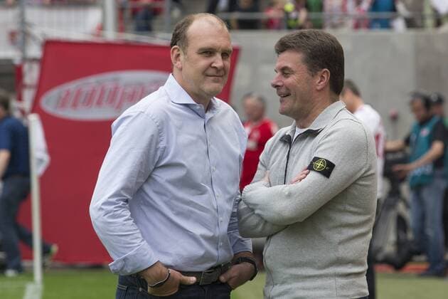 Trainer Dieter HECKING (WOB, re.) im Gespraech mit Geschaeftsfuehrer Joerg (Jörg) SCHMADTKE (K, re.). Fussball 1. Bundesliga, 34. Spieltag, 1. FC Koeln (K) - VFL Wolfsburg (WOB), 2:2, am 23.05.2015 in Koeln (Köln) Deutschland. Â
