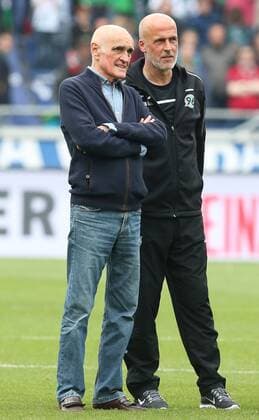23.05.2015, Hannover Fussball, Fußball, Bundesliga Saison 2014 - 2015, HDI Arena, 34. Spieltag, Hannover 96 - SC Freiburg 2:1 Praesident Martin Kind (L Hannover96) und Trainer Michael Frontzeck (R Hannover96)
