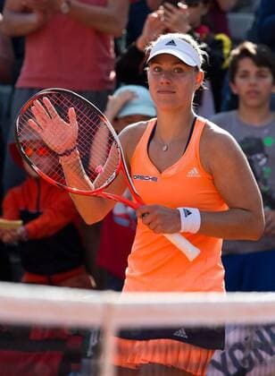 Angelique Kerber (GER) bedankt sich beim Publikum nach ihrem Sieg Tennis - French Open 2015 - Grand Slam ITF ATP Tennis Herren WTA Tennis Damen - Roland Garros - Paris - - France - 27 May 2015. Juergen Hasenkopf