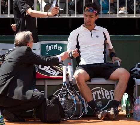 Fabio Fognini (ITA) wird von Doktor behandelt, Verletzung,verletzt, Tennis - French Open 2015 - Grand Slam ITF ATP Tennis Herren WTA Tennis Damen - Roland Garros - Paris - - France - 27 May 2015. Juergen Hasenkopf