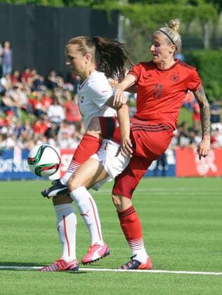 Baden , Fußball Länderspiel Frauen Schweiz vs. Deutschland , von links: Lia Wälti ( CH ) Anja Mittag ( GER )