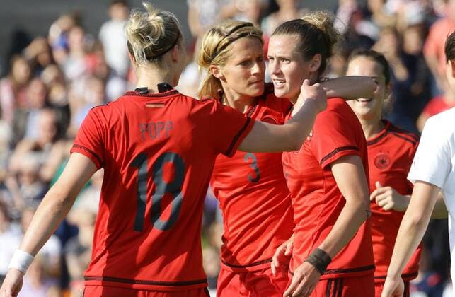 Baden , Fußball Länderspiel Frauen Schweiz vs. Deutschland , Jubel Deutschland , von links: Alexandra Popp ( Saskia Bartusiak Dszenifer Marozsan ( GER )