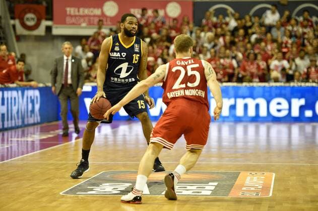 Reggie Redding (Alba Berlin), Anton Gavel (FC Bayern Muenchen Basketball) , v.li. Aktion, FC Bayern Muenchen Basketball vs Alba Berlin, Playoff, Halbfinale, Basketball Bundesliga Saison 2014 2015, Beko BBL,28.05.15