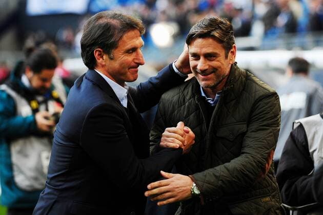 Fussball 1. Bundesliga Relegation Hamburger SV - Karlsruher SC am 28.05.2015 in der Imtech Arena in Hamburg Bruno Labbadia ( Trainer Hamburg ), links - Oliver Kreuzer ( Ex-Manager Hamburg Karlsruhe ), rechts