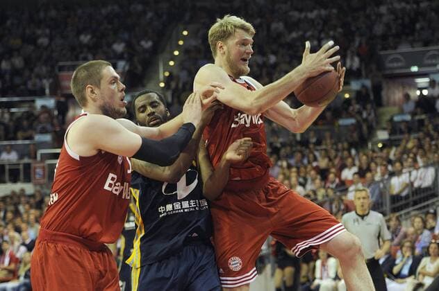 v.li:VLADIMIR STIMAC (FCB),Reggie REDDING (B), Hendrik JAGLA (FCB),Aktion,Zweikampf. Basketball 1.Bundesliga 2.Play off Halbfinale: FC Bayern Muenchen-Alba Berlin. am 28.05.2015,A U D I D O M E.