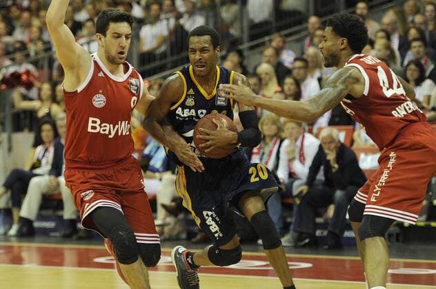 v.li:VASILIJE MICIC FCB),Alex RENFROE (B),Bryce TAYLOR (FCB),Aktion,Zweikampf. Basketball 1.Bundesliga 2.Play off Halbfinale: FC Bayern Muenchen-Alba Berlin. am 28.05.2015,A U D I D O M E.