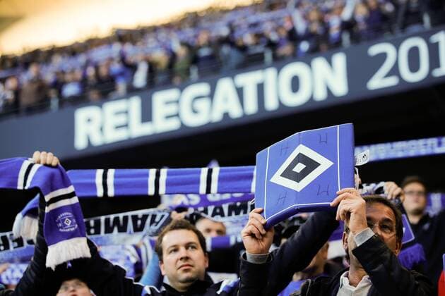 Hamburg, 28. Mai 2015 - Fußball, 1. Bundesliga 2014 15, Relegation, Hamburger SV - Karlsruher SC: Fans des HSV (HINWEIS: VERWENDUNG NUR IN DEUTSCHLAND, ÖSTERREICH, SCHWEIZ UND UNGARN - PUBLICATION IN GERMANY, AUSTRIA, SWITZERLAND AND HUNGARY ONLY!) 