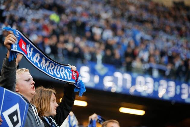 Hamburg, 28. Mai 2015 - Fußball, 1. Bundesliga 2014 15, Relegation, Hamburger SV - Karlsruher SC: Fans des HSV (HINWEIS: VERWENDUNG NUR IN DEUTSCHLAND, ÖSTERREICH, SCHWEIZ UND UNGARN - PUBLICATION IN GERMANY, AUSTRIA, SWITZERLAND AND HUNGARY ONLY!) 