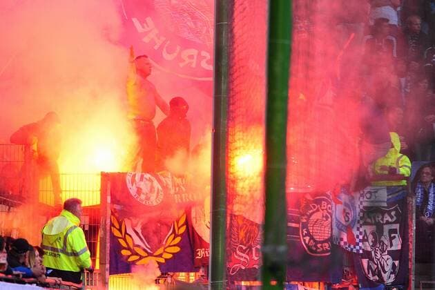 Fussball 1. Bundesliga Relegation Hamburger SV - Karlsruher SC am 28.05.2015 in der Imtech Arena in Hamburg Fans vom KSC mit Pyrotechnik