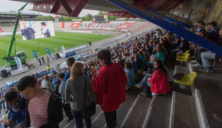 FUSSBALL RELEGATION 1. 2. BUNDESLIGA HAMBURGER SV - KARLSRUHER SC, 28.05.2015, KARLSRUHE - Zum Relegations Hinspiel zwischen dem HSV und dem KSC finden sich im Karlsruher Wildparkstadion knapp 3.000 Fans zum Public Viewing ein. Relegation Hinspiel Hamburger SV - Karlsruher SC