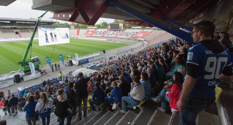 FUSSBALL RELEGATION 1. 2. BUNDESLIGA HAMBURGER SV - KARLSRUHER SC, 28.05.2015, KARLSRUHE - Zum Relegations Hinspiel zwischen dem HSV und dem KSC finden sich im Karlsruher Wildparkstadion knapp 3.000 Fans zum Public Viewing ein. Relegation Hinspiel Hamburger SV - Karlsruher SC