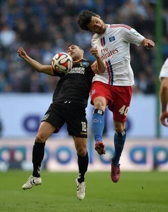FUSSBALL 1. BUNDESLIGA SAISON 2014 2015 RELEGATION HINSPIEL Hamburger SV - Karlsruher SV 28.05.2015 Manuel Torres (li, Karslruher SC) gegen Gojko Kacar (re, Hamburger SV) 