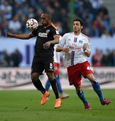 FUSSBALL 1. BUNDESLIGA SAISON 2014 2015 RELEGATION HINSPIEL Hamburger SV - Karlsruher SV 28.05.2015 Reinhold Yabo (li, Karslruher SC) gegen Gojko Kacar (re, Hamburger SV) 