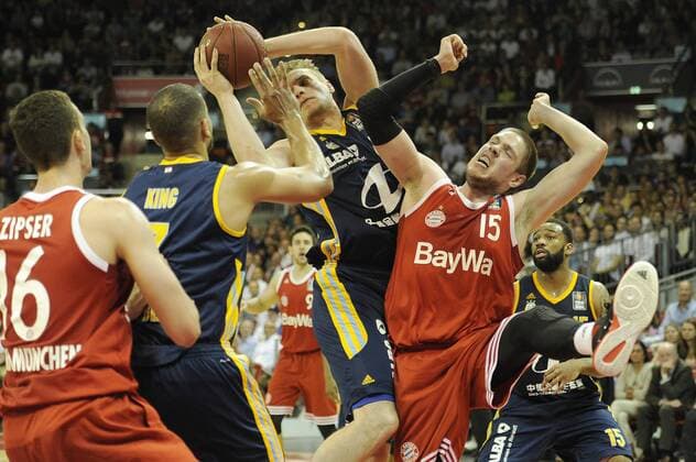 v.re:VLADIMIR STIMAC (FCB),Leon RADOSEVIC (B),Aktion,Zweikampf. Basketball 1.Bundesliga 2.Play off Halbfinale: FC Bayern Muenchen-Alba Berlin. am 28.05.2015,A U D I D O M E.