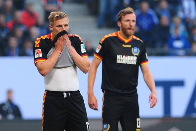 Fussball 1. Bundesliga Relegation Hamburger SV - Karlsruher SC am 28.05.2015 in der Imtech Arena in Hamburg Rouwen Henning ( Karlsruhe ), vorne - Dominic Peitz ( Karlsruhe ), hinten