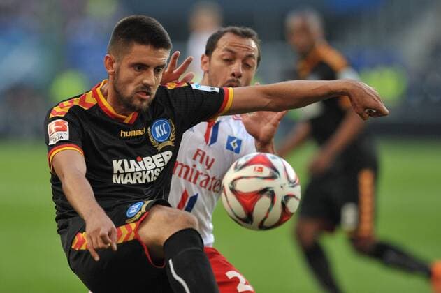 GER, 1.FBL, Relegation, Hinspiel, Hamburger SV vs Karsruher SC 28.05.2015, Imtech Arena, Hamburg, GER, 1. FBL, Relegation, Hinspiel, Hamburger SV Karlsruher SC, im Bild IMarcelo Diaz (Hamburg 20) versucht sich gegen Dimitrij Nazarov (Karlsruhe 11) durchzusetzen nordphotoxWitke