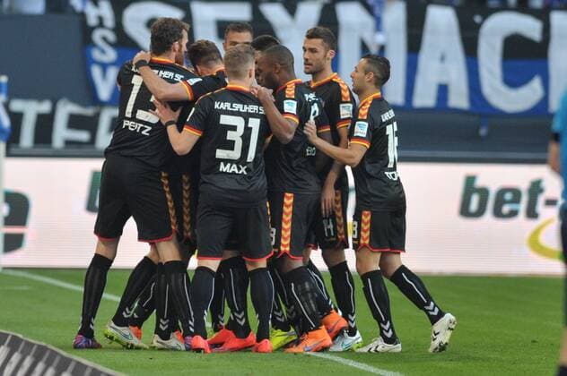 GER, 1.FBL, Relegation, Hinspiel, Hamburger SV vs Karsruher SC 28.05.2015, Imtech Arena, Hamburg, GER, 1. FBL, Relegation, Hinspiel, Hamburger SV Karlsruher SC, im Bild Rouwen Hennings (Karlsruhe 17) schiesst das 1-0 fuer Karlsruhe und jubelt mit der Mannschaft nordphotoxWitke
