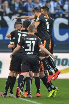 GER, 1.FBL, Relegation, Hinspiel, Hamburger SV vs Karsruher SC 28.05.2015, Imtech Arena, Hamburg, GER, 1. FBL, Relegation, Hinspiel, Hamburger SV Karlsruher SC, im Bild Rouwen Hennings (Karlsruhe 17) schiesst das 1-0 fuer Karlsruhe und jubelt mit der Mannschaft nordphotoxWitke