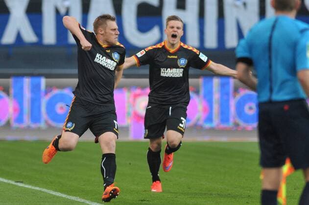 GER, 1.FBL, Relegation, Hinspiel, Hamburger SV vs Karsruher SC 28.05.2015, Imtech Arena, Hamburg, GER, 1. FBL, Relegation, Hinspiel, Hamburger SV Karlsruher SC, im Bild Rouwen Hennings (Karlsruhe 17) schiesst das 1-0 fuer Karlsruhe und jubelt mit der Mannschaft nordphotoxWitke
