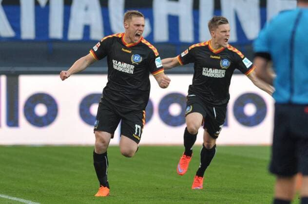 GER, 1.FBL, Relegation, Hinspiel, Hamburger SV vs Karsruher SC 28.05.2015, Imtech Arena, Hamburg, GER, 1. FBL, Relegation, Hinspiel, Hamburger SV Karlsruher SC, im Bild Rouwen Hennings (Karlsruhe 17) schiesst das 1-0 fuer Karlsruhe und jubelt mit der Mannschaft nordphotoxWitke