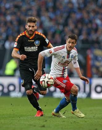28.05.2015, Fussball Saison 2014 2015, Relegation Hinspiel, Hamburger SV - Karlsruher SC in der IMTECH-Arena Hamburg, v.l. Enrico Valentini (Karlsruhe) gegen Ivo Ilicevic (Hamburg) 