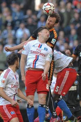 GER, 1.FBL, Relegation, Hinspiel, Hamburger SV vs Karsruher SC 28.05.2015, Imtech Arena, Hamburg, GER, 1. FBL, Relegation, Hinspiel, Hamburger SV Karlsruher SC, im Bild Ivica Olic (Hamburg 08) versucht sich gegen Dominic Peitz (Karlsruhe 13) durchzusetzen nordphotoxWitke