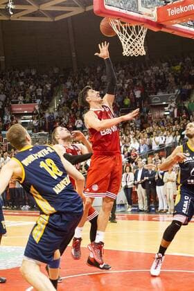 GER, Beko BBL Playoff Halbfinale , FC Bayern Muenchen vs. Alba Berlin 28.05.2015, Audi Dome, Muenchen, GER, Beko BBL Playoff Halbfinale , FC Bayern Muenchen vs. Alba Berlin, im Bild Nihad Djedovic (FCB 14) macht den korb nphxStraubmeier